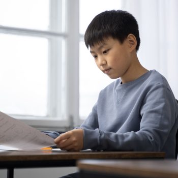 Ilustrasi siswa di ruang kelas (Freepik)