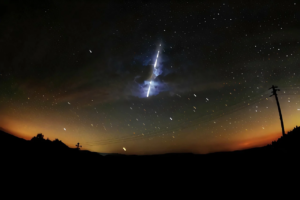 Ilustrasi fenomena hujan meteor. (Sumber: Pixabay)