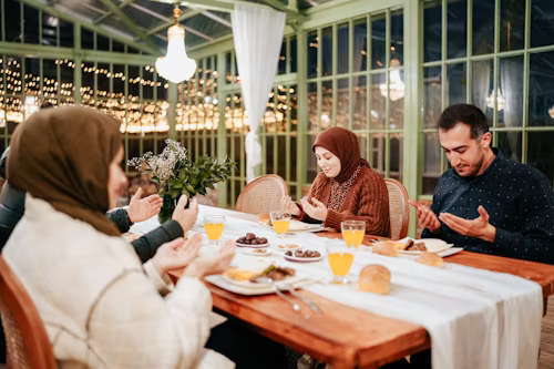 Ilustrasi berdoa saat berbuka puasa (Unsplash)