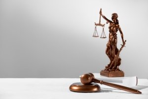 Ilustrasi Palu hakim dan patung Lady Justice (Freepik)
