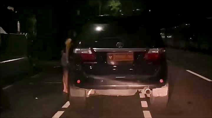 Tangkapan foto mobil dinas plat merah. (Sumber: Istimewa)