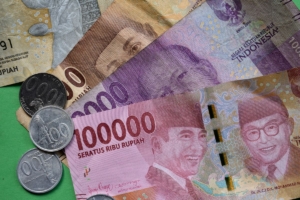 Rupiah Tertekan, Nyaris Tembus Rp17.000 per Dolar AS: Pasar Global Bergejolak 1