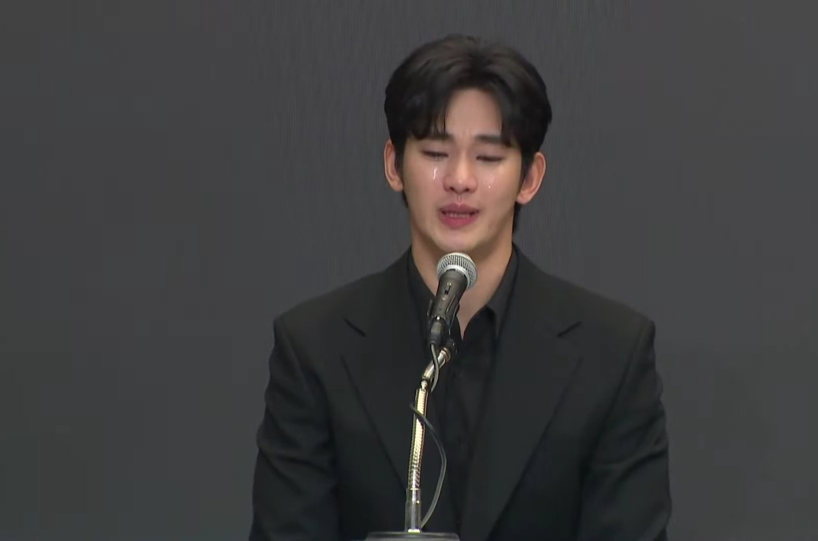 Tangkapan layar Kim Soo Hyun saat Konferensi Pers, Senin (31/3/2025)