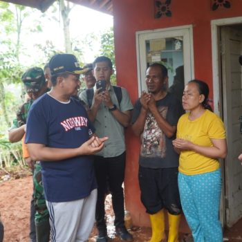 Tinjau Lokasi Banjir Lumpur di Pasiringkik, Bupati Dony Berikan Bantuan kepada Warga