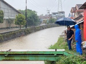Hujan Deras Guyur Cimanggung, Bupati Tinjau Aliran Sungai Cimande