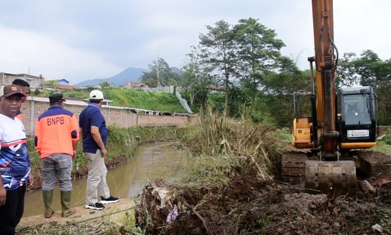 Bupati Sumedang Tinjau Sungai Cimande, Pastikan Penanganan Banjir Dilakukan Menyeluruh
