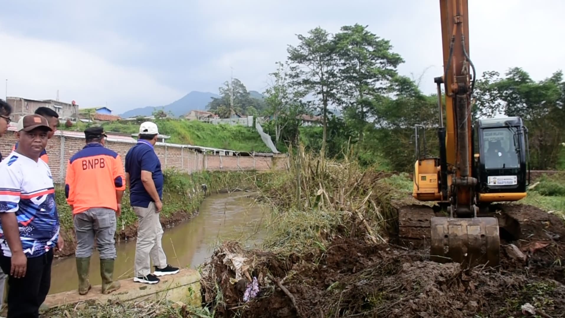 Bupati Sumedang Tinjau Sungai Cimande, Pastikan Penanganan Banjir Dilakukan Menyeluruh