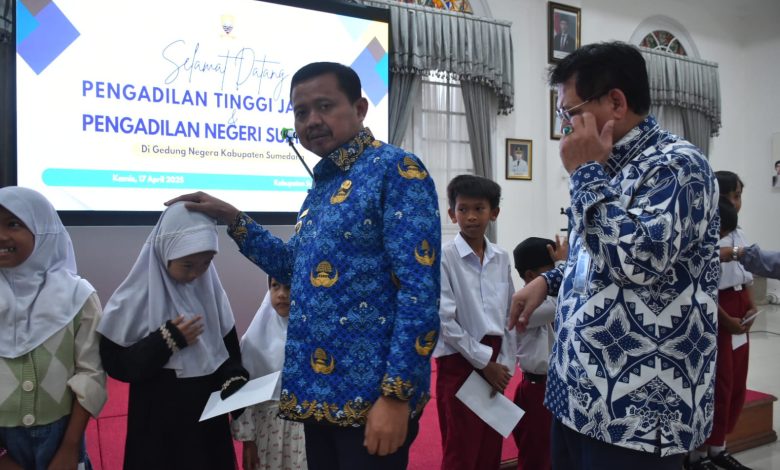 Bupati Sumedang Salurkan Bantuan untuk Anak Yatim dari IKAHI