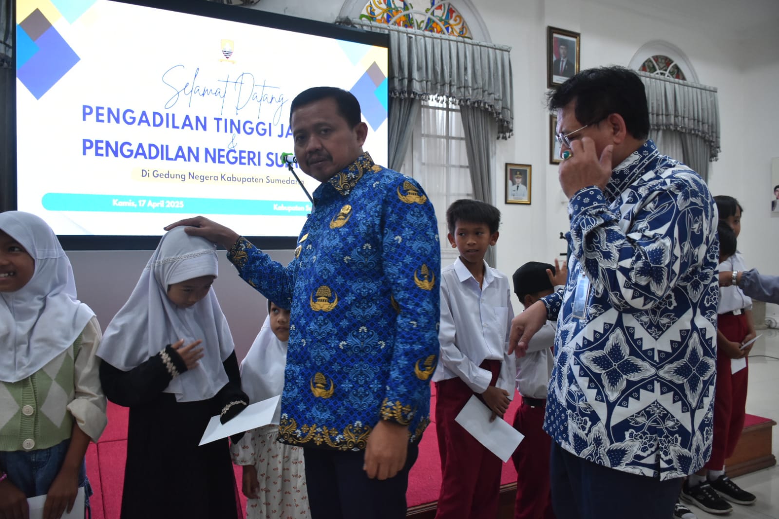 Bupati Sumedang Salurkan Bantuan untuk Anak Yatim dari IKAHI
