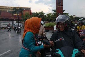 Unik! Peringatan Hari Kartini, KAI Daop 7 Madiun Laksanakan Sosialisasi Keselamatan Perjalanan KA di Perlintasan dengan Berkebaya