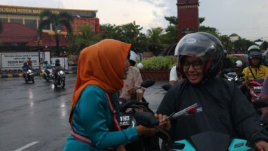 Unik! Peringatan Hari Kartini, KAI Daop 7 Madiun Laksanakan Sosialisasi Keselamatan Perjalanan KA di Perlintasan dengan Berkebaya