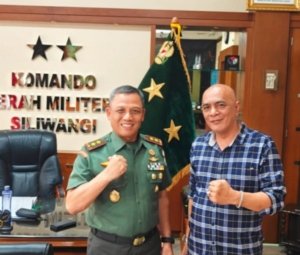 Direktur PT Mandiri Agung Perdana (MAP) pengelola Pasar Antri Baru Kota Cimahi, Erfan Bramantyo (Kanan:red) berfoto bersama Pangdam III Siliwangi Mayor Jenderal (Mayjen) TNI Dadang Arif Abdurahman.