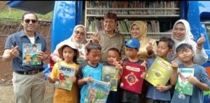 Walikota Cimahi, Ngatiyana berfoto bersama anak-anak SD saat mengunjungi mobil perpustakaan keliling, di Taman Eco Wisata Cimahi, Sabtu 12/04/2025.