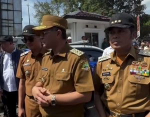 Walikota Cimahi Letkol. Purn. Ngatiyana saat mendampingi Wakil Gubernur Jawa Barat Erwan Setiawan, dalam kunjungannya di kawasan Pasar Antri Baru, Senin 14/04/2025.