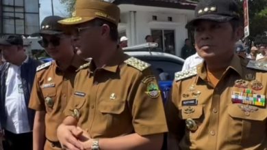 Walikota Cimahi Letkol. Purn. Ngatiyana saat mendampingi Wakil Gubernur Jawa Barat Erwan Setiawan, dalam kunjungannya di kawasan Pasar Antri Baru, Senin 14/04/2025.