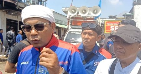 Pimpinan Cabang FSPT SPSJ Kota Cimahi Pepet Saepul Karim, S.H sekaligus koordinator aksi.