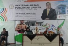 Anggota DPRD Jabar Tati Supriati Irwan, S.Sos saat menyampaikan sosialisasi perda kewirausahaan daerah di Desa Kertawangi, Kamis, 17/04/2025.