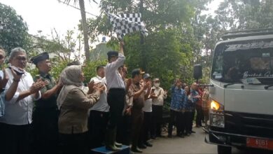 Walikota Cimahi, Letkol. Purn. Ngatiyana didampingi Kepala Dinas Lingkungan Hidup dan unsur Forkopimda Kota Cimahi saat mengangkat bendera start, tanda dimulainya pembersihan sampah di TPS.
