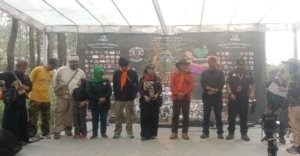 Ulli Sigar Rusady ditengah-tengah para narasumber saat diskusi Lingkungan Hidup di acara Konservasi, 26/04/2025.