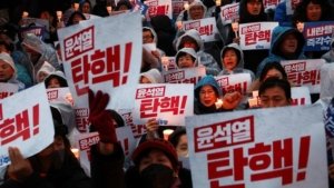 Tangkapan foto aksi warga Korea Selatan desak presiden Yoon Suk Yeol mundur. (Sumber: REUTERS/Kim Hong-Ji)