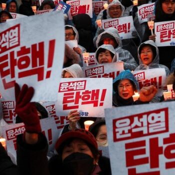Tangkapan foto aksi warga Korea Selatan desak presiden Yoon Suk Yeol mundur. (Sumber: REUTERS/Kim Hong-Ji)