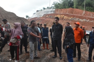 Wabup dan Sekda Sumedang Tinjau Dampak Banjir Lumpur di Pasirringkik 3