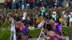 Ratusan Penari Gen Z Ramaikan Jaipongan Massal, Bupati Sumedang: Budaya Kita Tidak Kalah 4