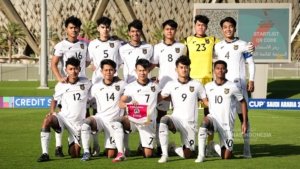 Skuad Timnas Indonesia U-17 saat bersiap jelang laga perempat final Piala Asia U-17 melawan Korea Utara yang digelar di Stadion Prince Abdullah Sport City, Jeddah, Arab Saudi, pada Senin (15/4/2025). (Foto: PSSI)
