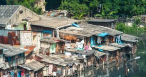 Tangkapan foto rumah di bantaran sungai. (Sumber: Nikada/Getty Images)