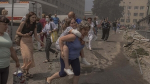 Tangkapan foto Warga menyelamatkan diri saat Rusia menyerang ibu kota Ukraina, Kyiv. (Sumber: AFP/ROMAN PILIPEY)