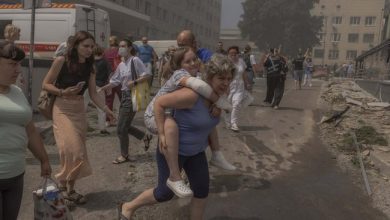 Tangkapan foto Warga menyelamatkan diri saat Rusia menyerang ibu kota Ukraina, Kyiv. (Sumber: AFP/ROMAN PILIPEY)