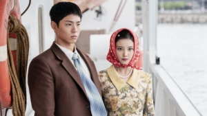 Tangkapan foto IU dan Park Bogum di Drama Korea When Life Gives You Tangerine. (Sumber: Netflix)