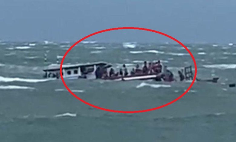 Tangkapan foto kapal wisata di Bengkulu karam. (Sumber: Istimewa)