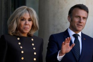 Tangkapan foto Macron dan Istrinya, Brigatte. (Sumber: Istimewa)