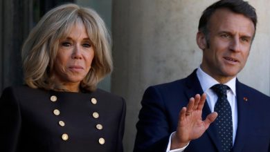 Tangkapan foto Macron dan Istrinya, Brigatte. (Sumber: Istimewa)
