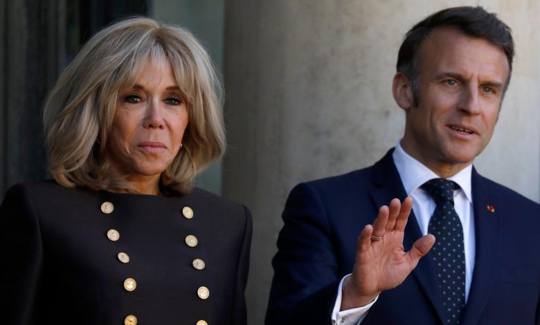 Tangkapan foto Macron dan Istrinya, Brigatte. (Sumber: Istimewa)