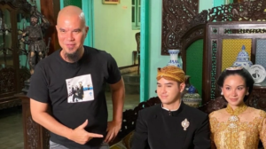 Tampil Santai dengan Kaos, Ahmad Dhani Bocorkan Dugaan Konsep Ngunduh Mantu Al Ghazali – Alyssa 10
