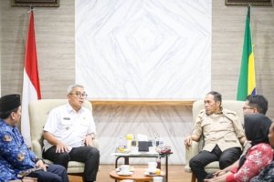 Walikota Bandung, Mohammad Farhan saat bertemu Walikota Cimahi, Letkol. Purn. Ngatiyana, Jumat 02/05/2025.