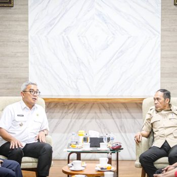 Walikota Bandung, Mohammad Farhan saat bertemu Walikota Cimahi, Letkol. Purn. Ngatiyana, Jumat 02/05/2025.