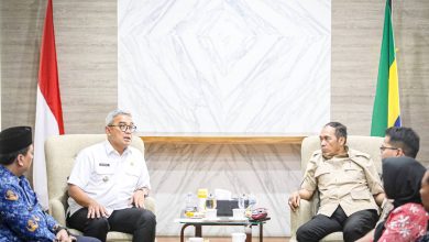 Walikota Bandung, Mohammad Farhan saat bertemu Walikota Cimahi, Letkol. Purn. Ngatiyana, Jumat 02/05/2025.