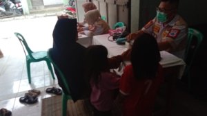 Salah seorang petugas Relawan PC Satria Kota Cimahi saat melayani pendaftaran, Jumat , 09/05/2025.
