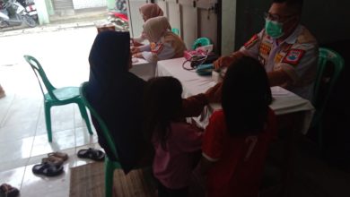 Salah seorang petugas Relawan PC Satria Kota Cimahi saat melayani pendaftaran, Jumat , 09/05/2025.