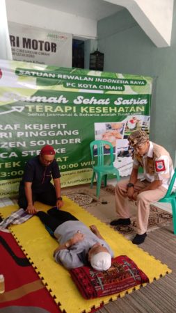 Ketua PC Satria Kota Cimahi, Rizki saat mengamati proses terapi kesehatan yang dilakukan para relawan Satria Kota Cimahi