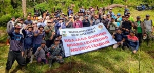 Perhutani Bersama Masyarakat Lakukan Penanaman Pohon untuk Lestarikan Hutan di Cikole