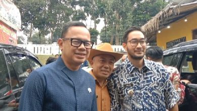 Kepala Desa Kertawangi Yanto Bin Surya saat menerima kunjungan Wamendagri Bima Arya bersama Bupati Bandung Barat, Jeje Ritchie, Jumat 09/05/2025.