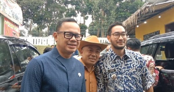Kepala Desa Kertawangi Yanto Bin Surya saat menerima kunjungan Wamendagri Bima Arya bersama Bupati Bandung Barat, Jeje Ritchie, Jumat 09/05/2025.