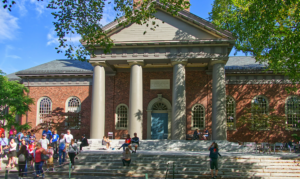 Trump Batasi Mahasiswa Asing, Harvard Tempuh Jalur Hukum 1