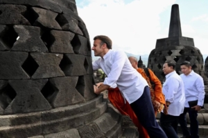 Heboh di Media Sosial, Presiden Prabowo dan Presiden Macron Menaiki Stupa dan Pegang Arca Candi Borobudur 10