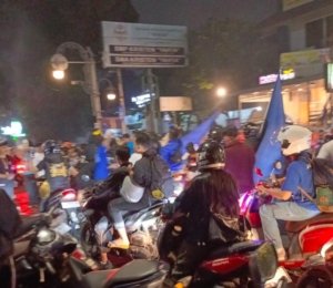 Tangkapan foto konvoi Persib Bandung. (Sumber: Hasanah.id/Sifa)