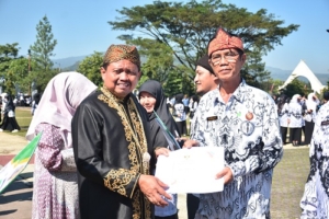 Pemkab Sumedang Anugerahkan Penghargaan Lomba Toilet Bersih Antar Sekolah 8